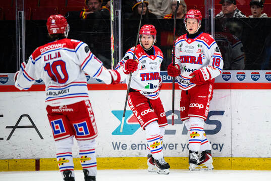 Timrås Eddie Genborg jublar med Anton Heikkinen