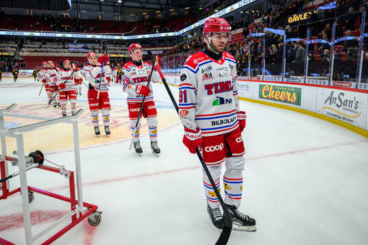 Timrås Magnus Pääjärvi deppar med lagkamrater