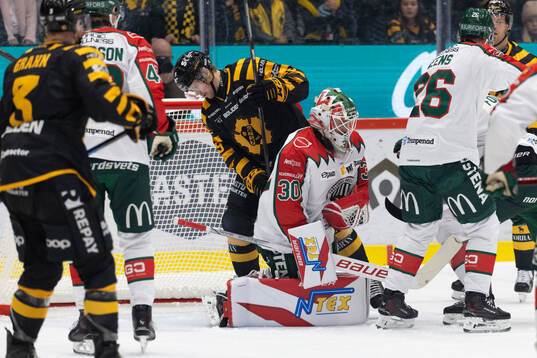 Skellefteås Mikkel Aagaard och Frölundas målvakt Tobias