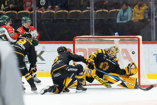 Frölunda Jere Innala (ej i bild) gör 0-1 bakom