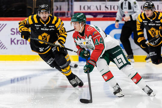 Skellefteås Emil Djuse och Frölundas Noah Dower Nilsson
