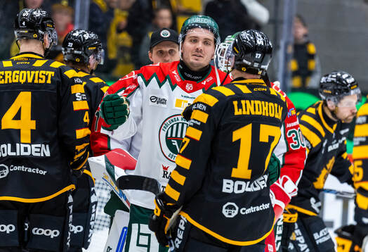 Frölundas Max Lindholm tackar Skellefteås Pär Lindholm