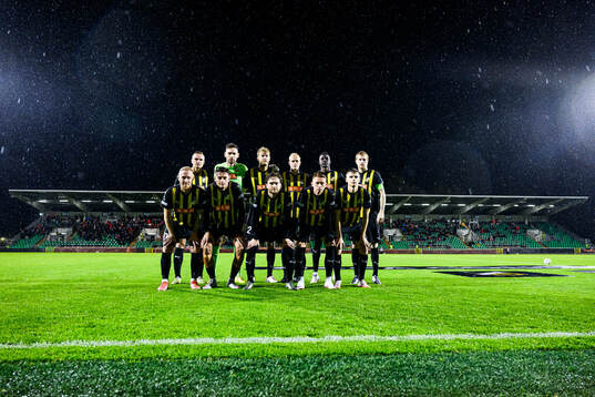 Staring eleven of Häcken pose for a team photo