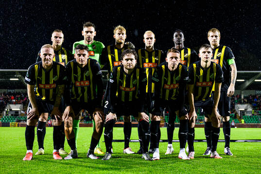 Staring eleven of Häcken pose for a team photo