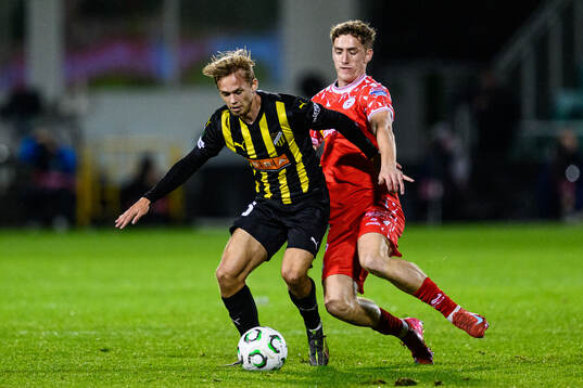 Pontus Dahbo of Häcken and John Martin of Shelbourne FC