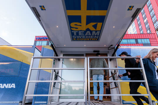 Längdskidlandslaget vallabuss utanför Vida arena