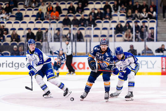 Växjös Lucas Elvenes mellan Leksands Tinus Luc Koblar och