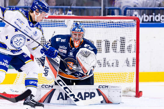 Leksands Lukas Vejdemo oroar vid Växjös målvakt Ludvig