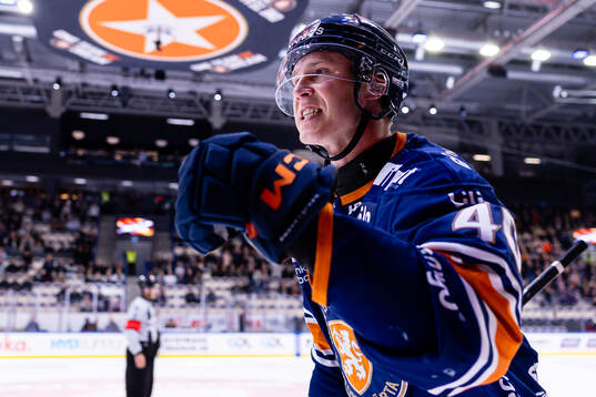 Växjös Dennis Rasmussen jublar
