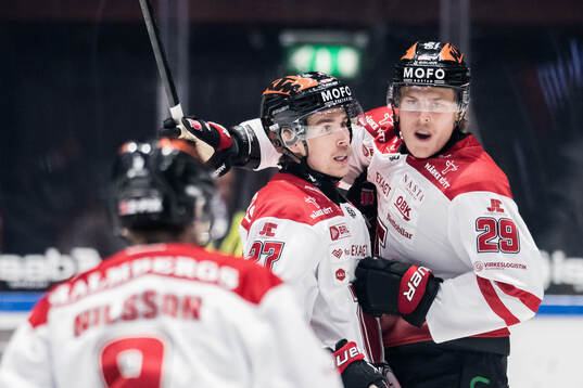 Örebros Peetro Seppälä och Milton Oscarson jublar