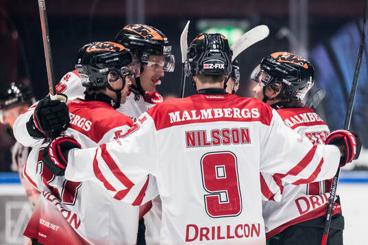Örebros Milton Oscarson jublar med lagkamrater