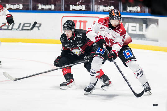 Örebros Kalle Kossila och Malmö Redhawks Topi Niemelä