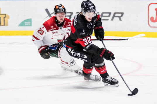 Malmö Redhawks Joona Ikonen och Örebros Egor Polin