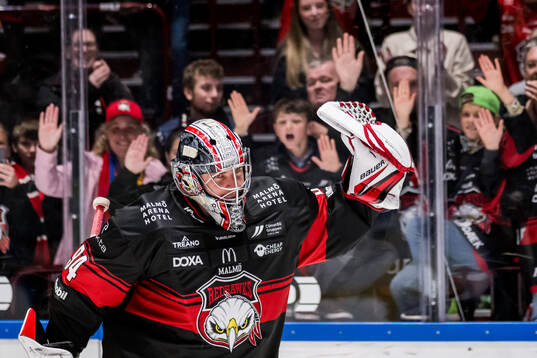 Malmö Redhawks målvakt Marek Langhamer jublar