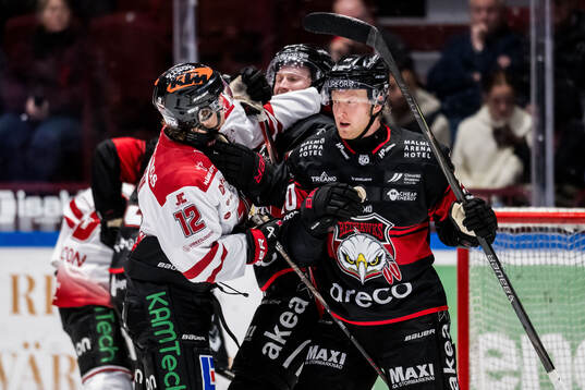 Örebros Noah Steen och Malmö Redhawks Thomas Berg Paulsen