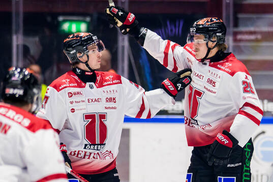 Örebros Milton Oscarson jublar med Peetro Seppälä