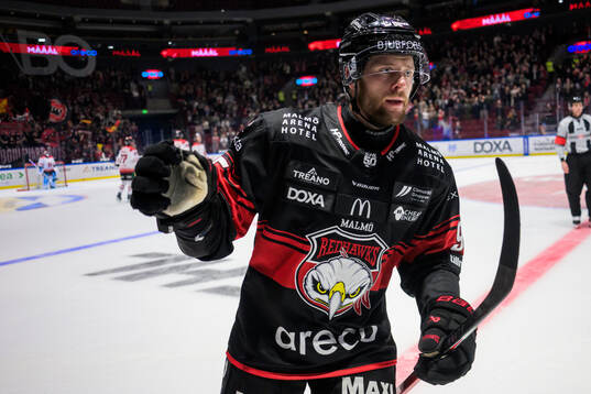 Malmö Redhawks Carl Persson jublar