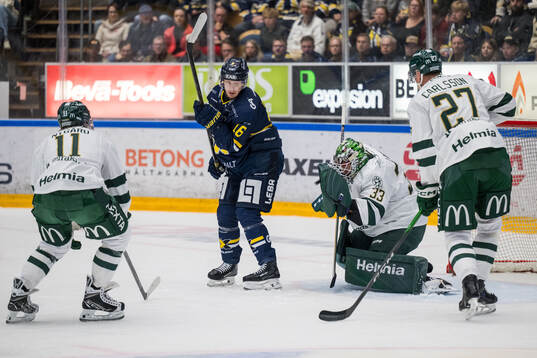 HV71s Linus Lindström och Färjestads målvakt Emil Larmi