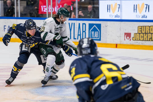 HV71s Oskar Stål-Lyrenäs och Färjestads Linus Johansson