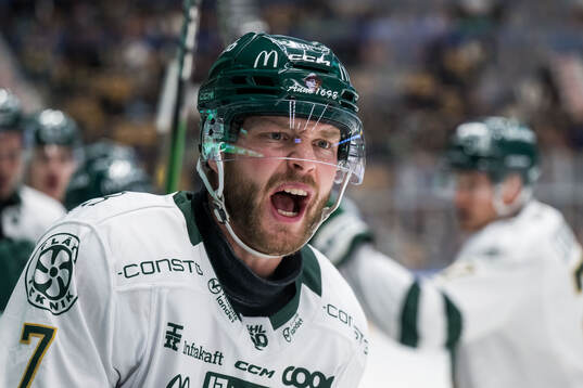 Färjestads Axel Bergkvist reagerar