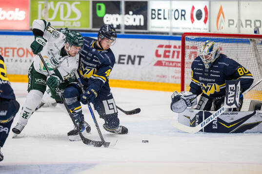 Färjestads Joel Kellman och HV71s Hugo Fransson