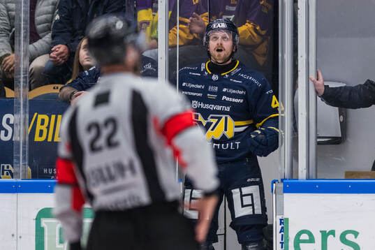 HV71s Riley Woods reagerar