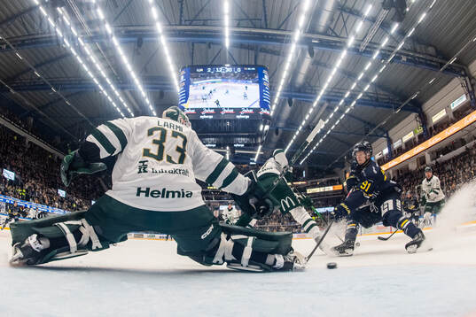 Färjestads målvakt Emil Larmi och HV71s Aleksi Heponiemi
