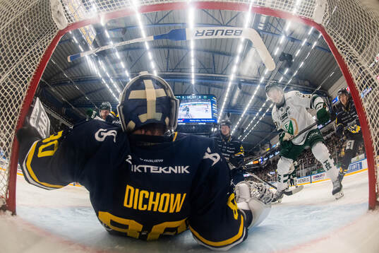 HV71s målvakt Frederik Dichow pch Färjestads Luke Philp