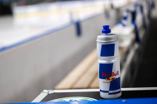 En vattenflaska sponsrad av Red Bull