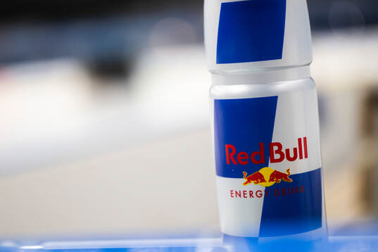 En vattenflaska sponsrad av Red Bull
