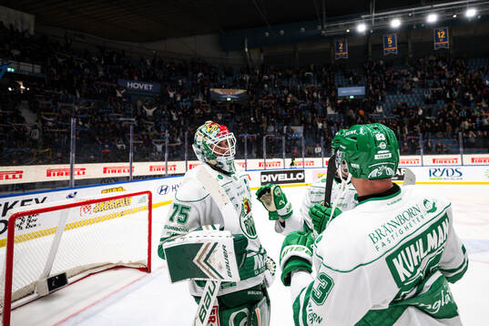 Rögles målvakt Arvid Holm jublar med lagkamrater