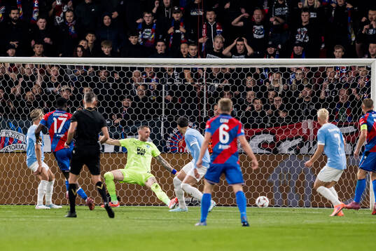Rafiu Durosinmi of Viktoria Plzen and Robin Olsen of Malmö