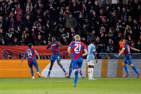 Rafiu Durosinmi of Viktoria Plzen celebrates