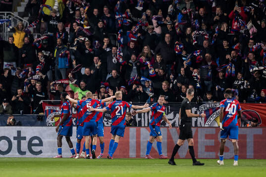 Rafiu Durosinmi of Viktoria Plzen celebrates with teammates