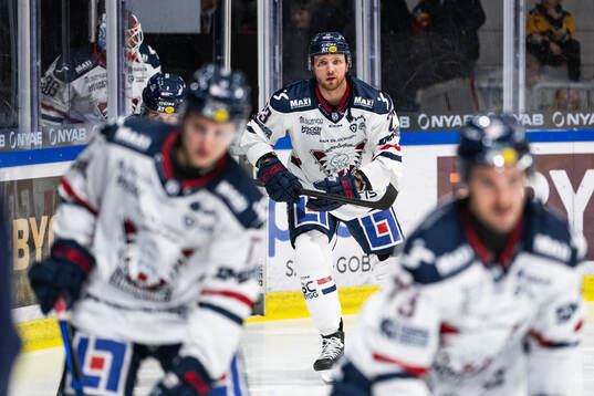 Linköpings Robin Kovacs åker in på isen