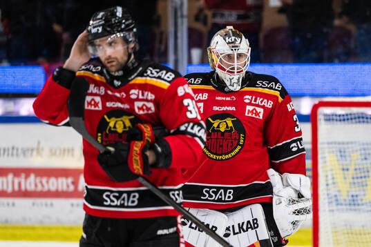 Luleås Pontus Själin och målvakt Joel Lassinantti deppar