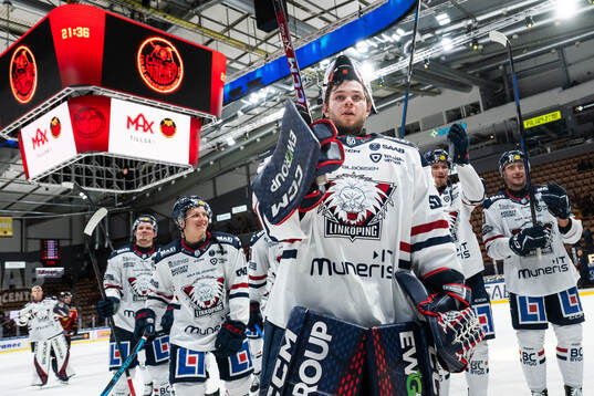 Linköpings målvakt Jesper Myrenberg och lagkamrater jublar