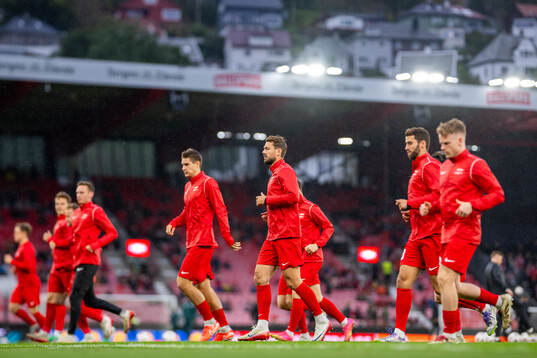 Fredrik Pallesen Knudsen and players of Brann warm up
