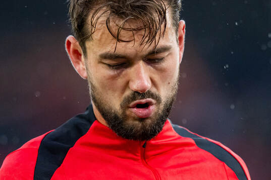 Fredrik Pallesen Knudsen of Brann warms up