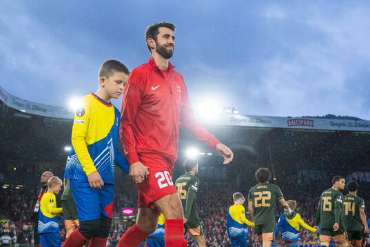 Vetle Dragsnes of Brann enters the pitch