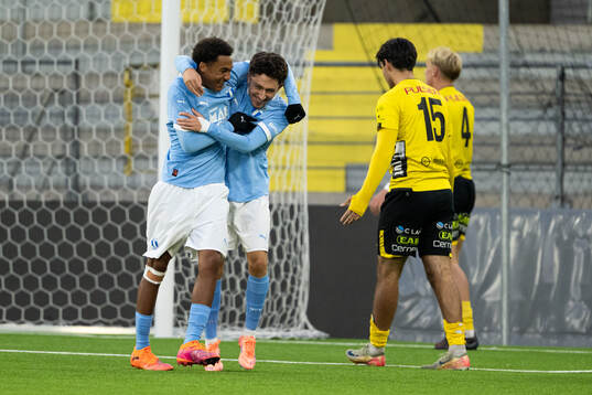 Malmö FFs Theodor Lundbergh och Antonio Palac junblar
