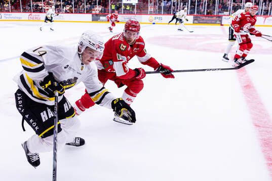 AIKs Jesper Emanuelsson och Troja/Ljungbys Carl Ernstig