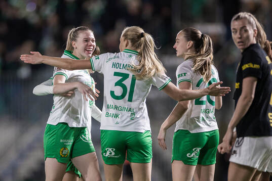 Hammarbys Bea Sprung och Smilla Holmberg jublar