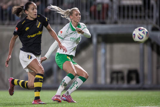 AIKs Anna Oskarsson och Hammarbys Ellen Wangerheim