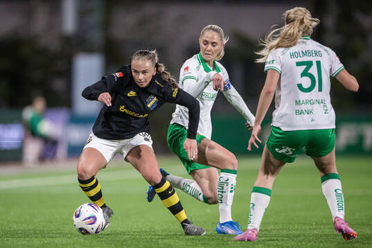 AIKs Villemo Dahlqvist mot Hammarbys Alice Carlsson