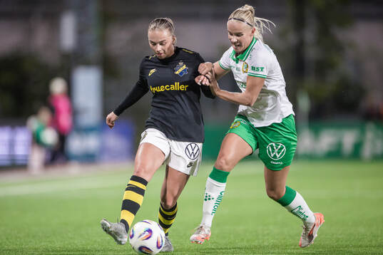 AIKs Villemo Dahlqvist och Hammarbys Stina Lennartsson