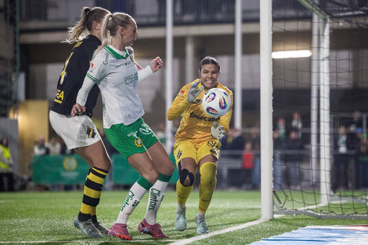 Hammarbys Ellen Wangerheim och AIKs målvakt Jada Leanne