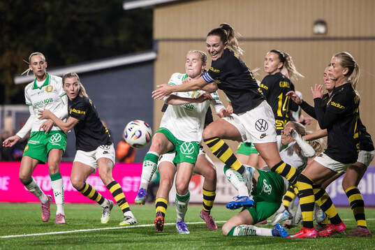 Hammarbys Julie Blakstad och AIKs Jennie Nordin