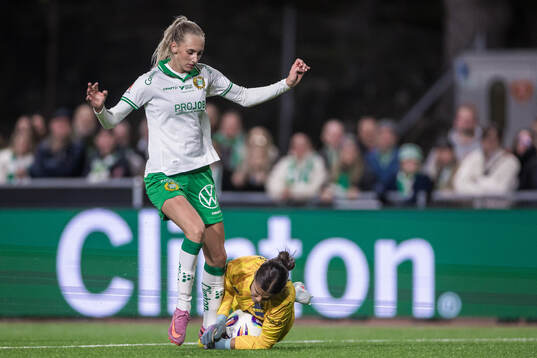 Hammarbys Ellen Wangerheim och AIKs målvakt Jada Leanne