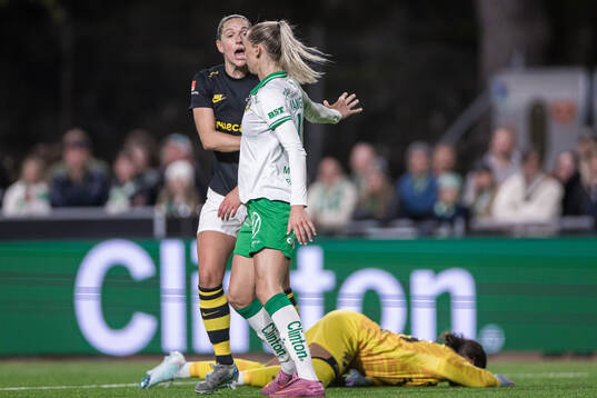 AIKs Jennie Nordin reagerar mot Hammarbys Ellen Wangerheim